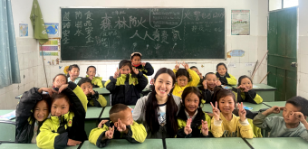 从梅州到大凉山，她用五年为孩子们"画"出一座桥