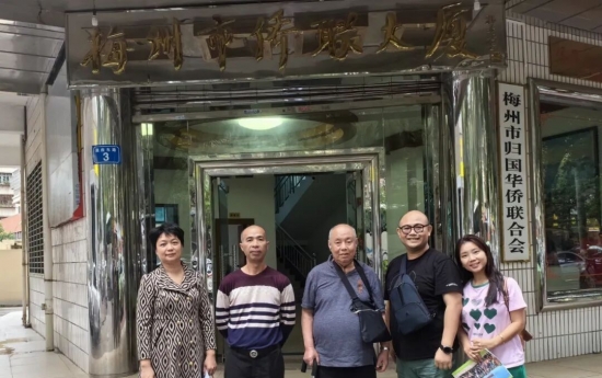 八旬印尼侨胞回梅寻根，一天内圆两代人百年心愿