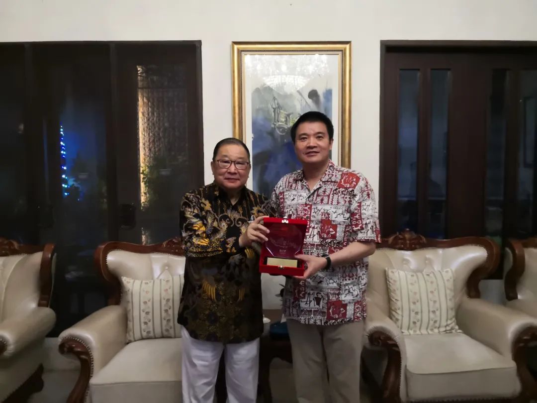 中国驻棉兰总领事会见印尼华裔总会总主席黄德新一行